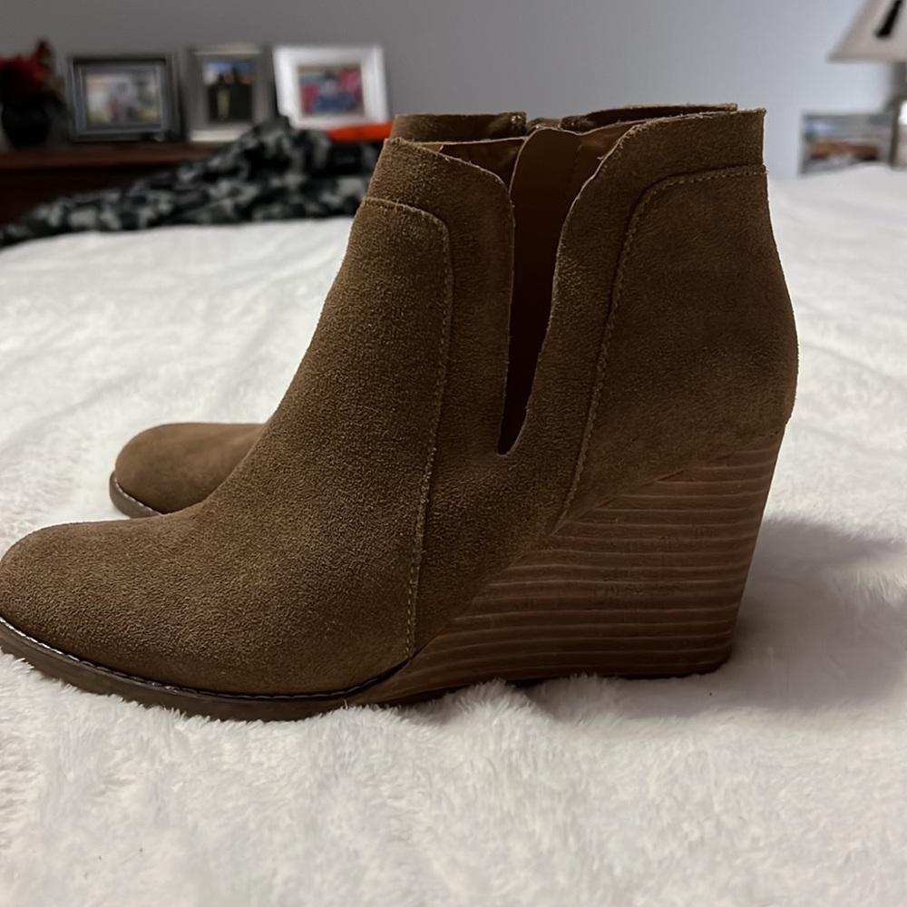 Closet Clearance!!! Lucky Brand Women's Brown Suede Ankle Boots - Picture 2 of 8